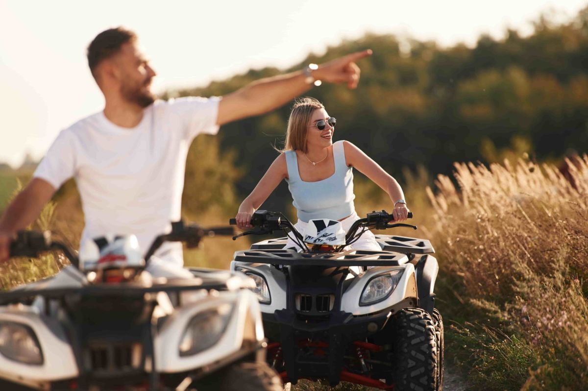 alquiler de quads cerca de Cuenca y escapadas en Gúdar -pareja-min