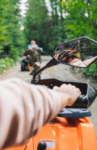 Ruta guiada en quad por la Sierra de Gúdar durante escapadas en Teruel de turismo activo.