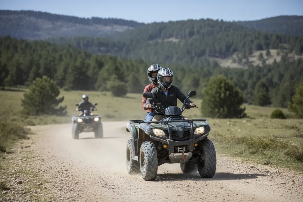Grupo en quad biplaza durante una de las escapadas en Teruel guiadas por la Sierra de Gúdar
